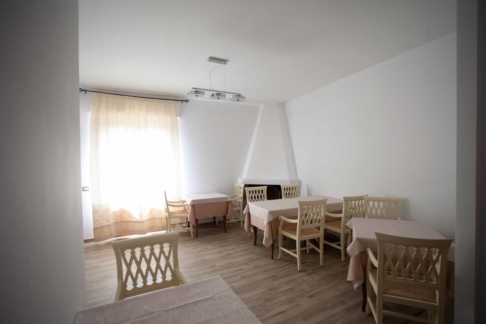 Breakfast (EUR 5 per person)