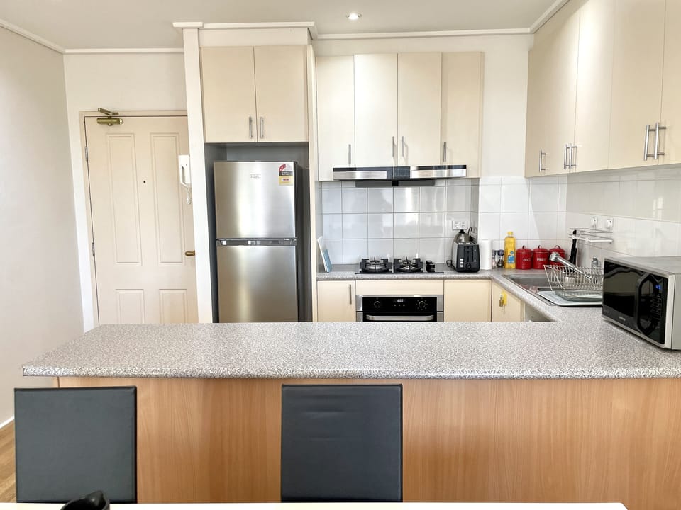 Deluxe Apartment | Private kitchen | Full-size fridge, microwave, oven, stovetop