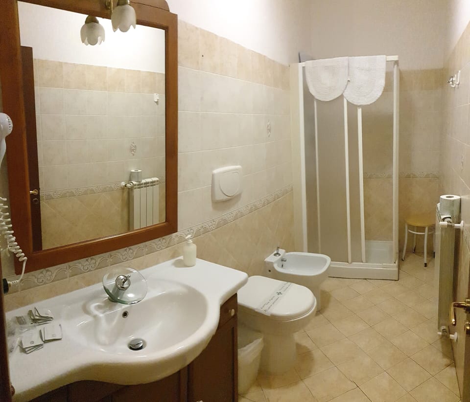 Classic Quadruple Room | Bathroom | Shower, free toiletries, hair dryer, bidet