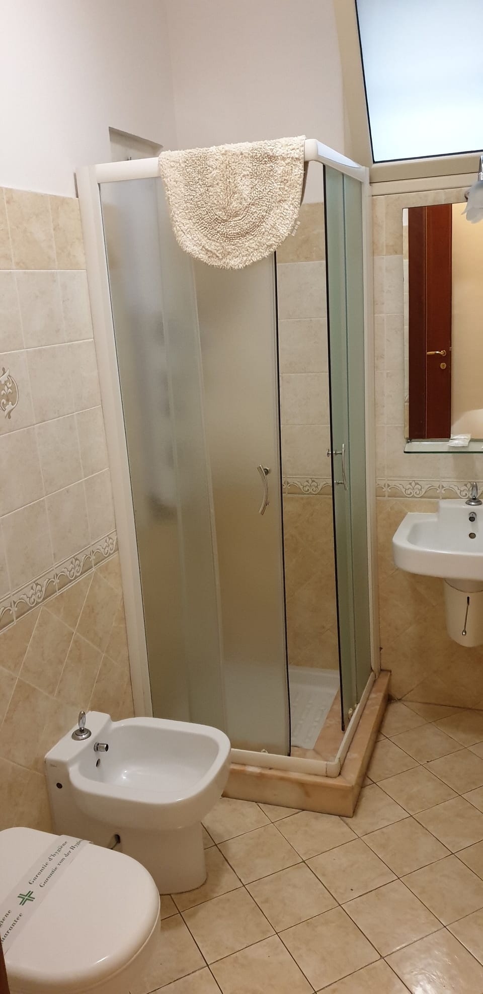 Classic Quadruple Room | Bathroom | Shower, free toiletries, hair dryer, bidet