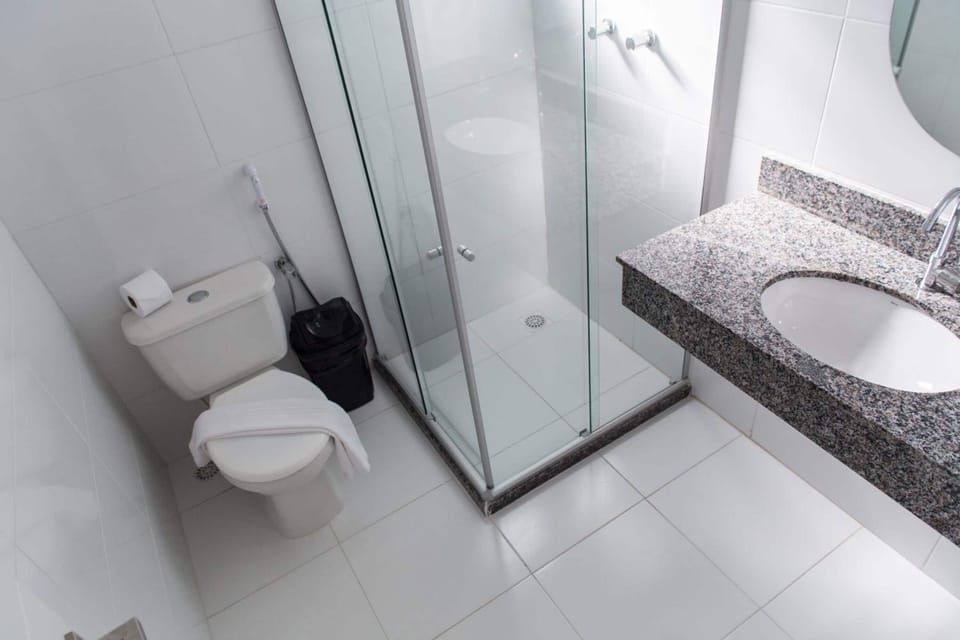 Shower, free toiletries, towels