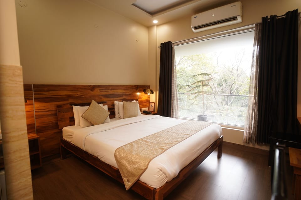 Deluxe Room, Garden View | Desk, blackout drapes, soundproofing, iron/ironing board