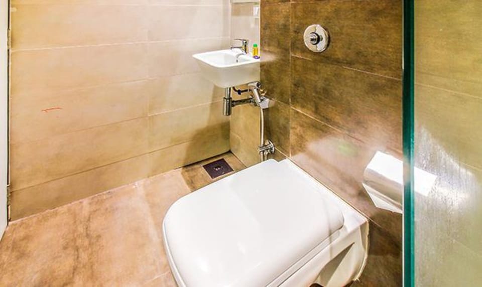 Executive Room | Bathroom | Shower, hydromassage showerhead, free toiletries, towels