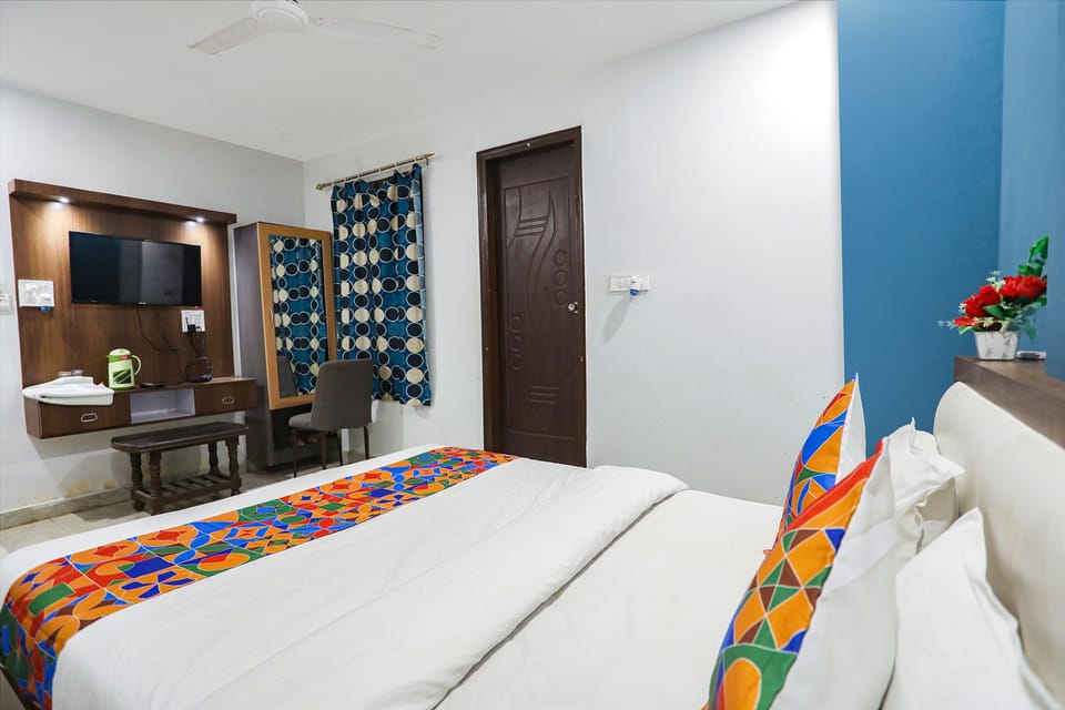 Egyptian cotton sheets, premium bedding, in-room safe, desk