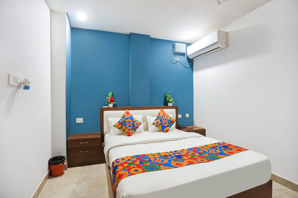 Deluxe Room | Egyptian cotton sheets, premium bedding, in-room safe, desk