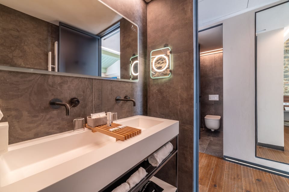 Deluxe Room, 1 King Bed, Balcony | Bathroom | Shower, rainfall showerhead, designer toiletries, hair dryer