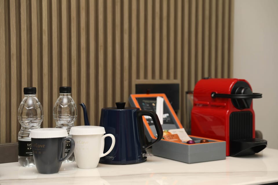 Premium bedding, minibar (free items), desk, soundproofing