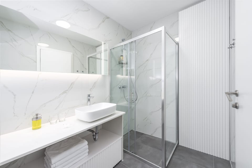 Deluxe Double Room, City View | Bathroom | Shower, free toiletries, hair dryer, towels