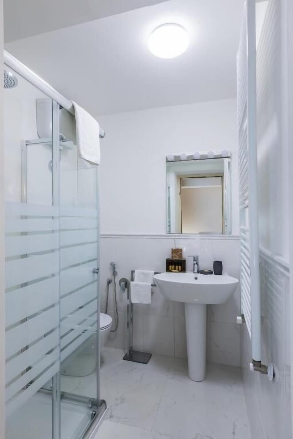 Comfort Double Room | Bathroom | Shower, free toiletries, hair dryer, towels