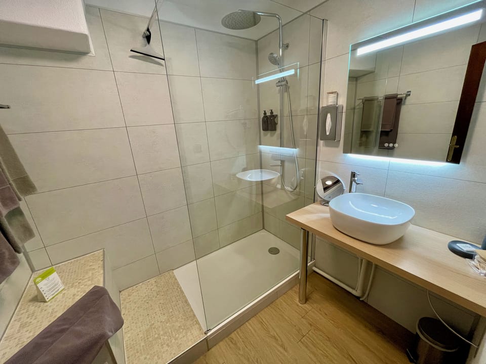 Panoramic Room | Bathroom | Free toiletries, hair dryer, towels, soap