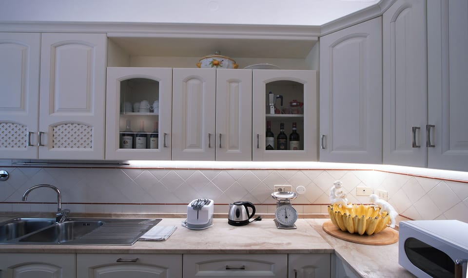 City Apartment | Private kitchen | Full-size fridge, microwave, oven, stovetop