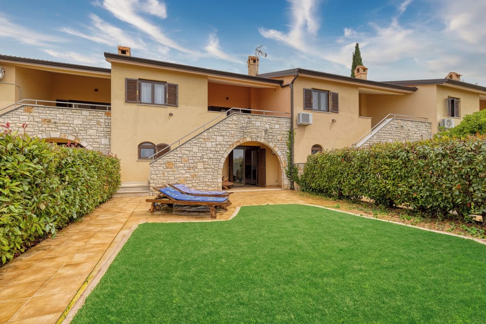 Family House, 2 Bedrooms, 2 Bathrooms (Pool House Kristina near Poreč) | Exterior