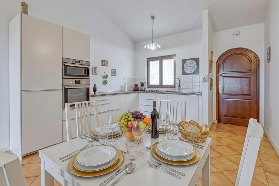 Family House, 2 Bedrooms, 2 Bathrooms (Pool House Kristina near Poreč) | Dining