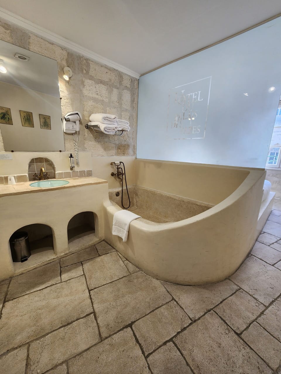 Superior Room | Bathroom | Free toiletries, hair dryer, towels, soap
