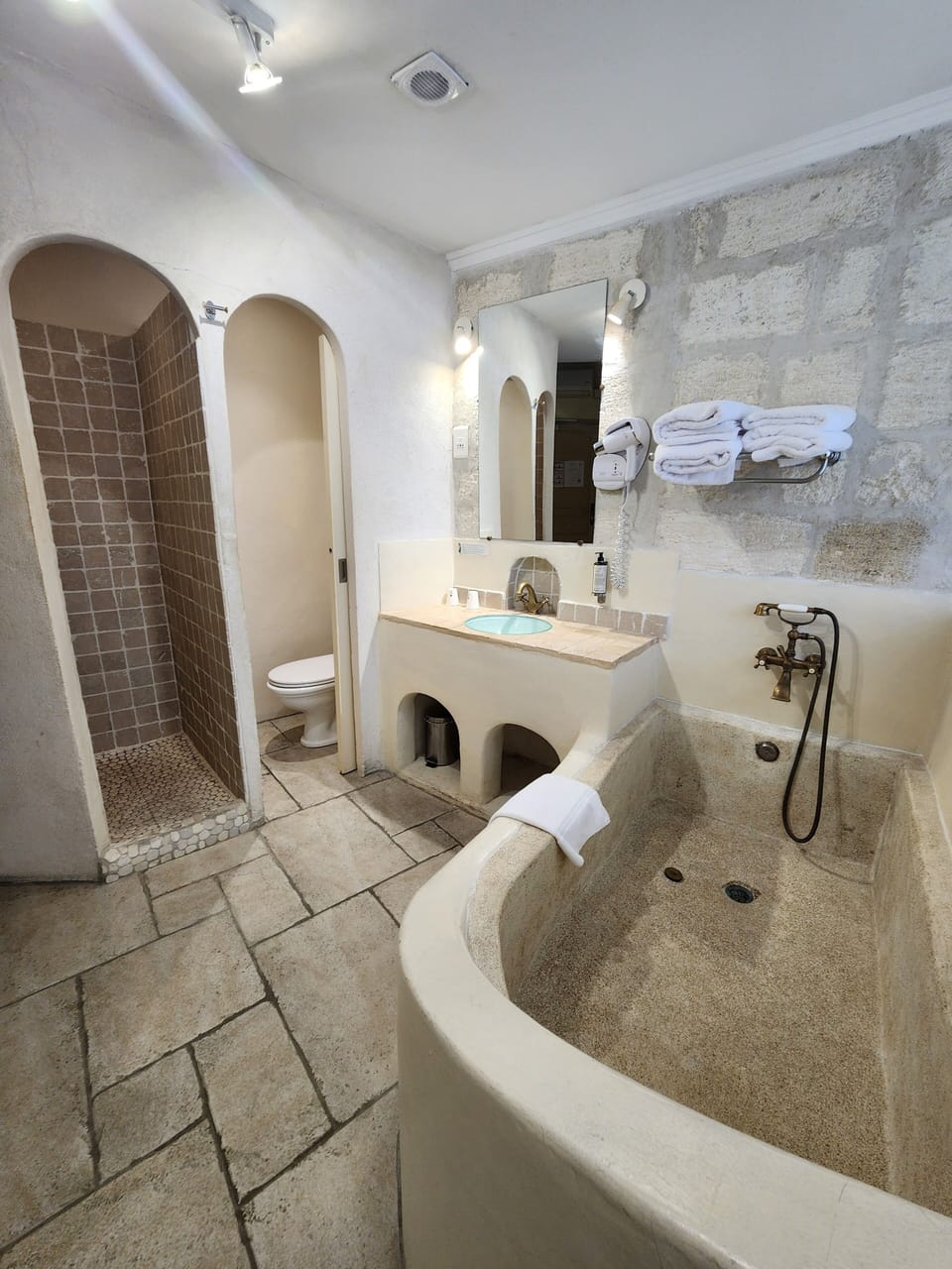 Superior Room | Bathroom | Free toiletries, hair dryer, towels, soap