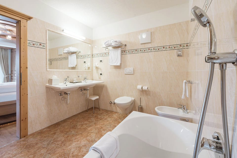 Deluxe Suite, Balcony, Garden View (Sissi) | Bathroom | Free toiletries, hair dryer, bathrobes, slippers