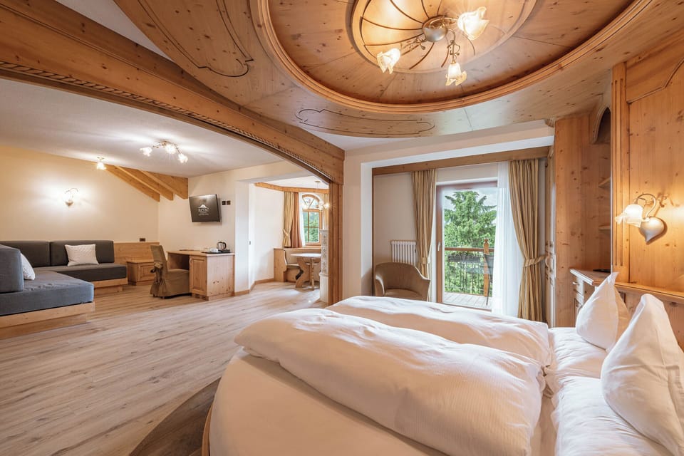 Deluxe Suite, Balcony, Garden View (Sissi) | Minibar, in-room safe, soundproofing, WiFi (free)