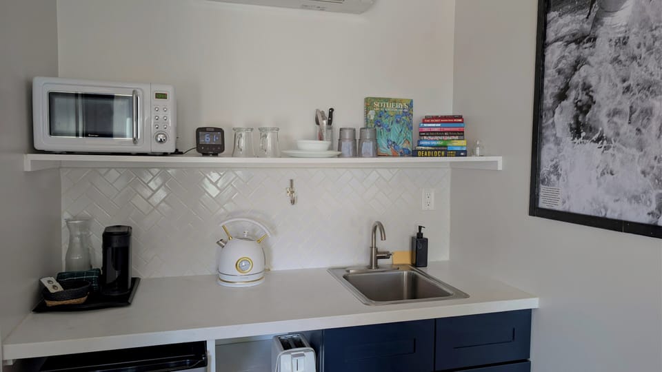 Room, 1 Queen Bed, Kitchenette | Private kitchen | Coffee/tea maker