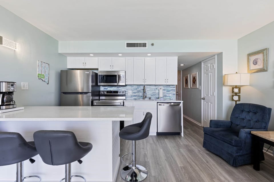 Signature Condo, 1 Bedroom, Balcony, Ocean View | Private kitchen | Fridge, microwave, oven, stovetop