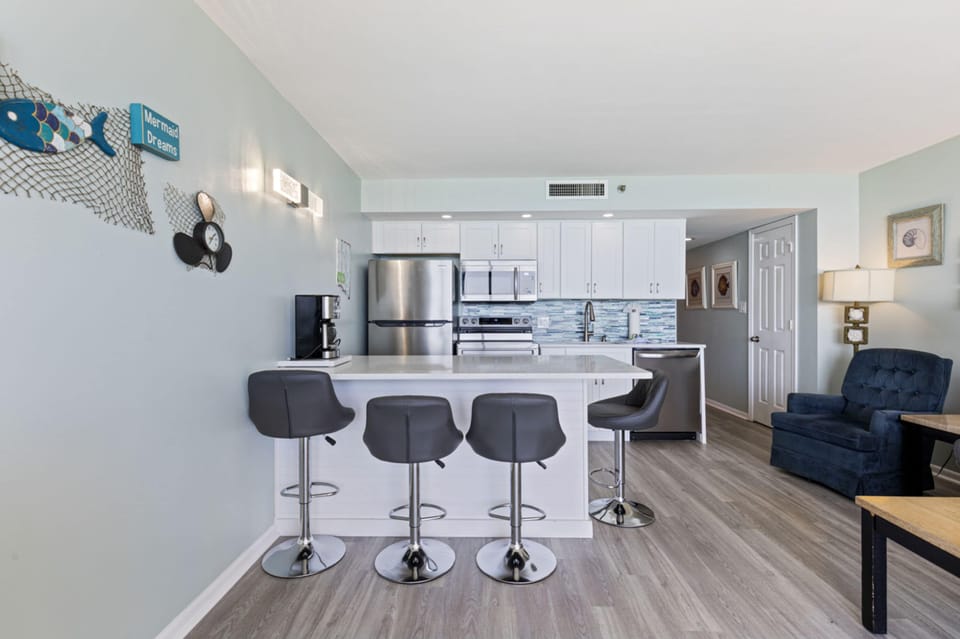 Signature Condo, 1 Bedroom, Balcony, Ocean View | Private kitchen | Fridge, microwave, oven, stovetop