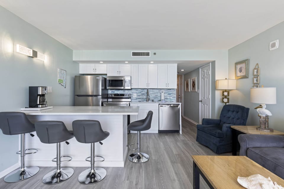 Signature Condo, 1 Bedroom, Balcony, Ocean View | In-room dining