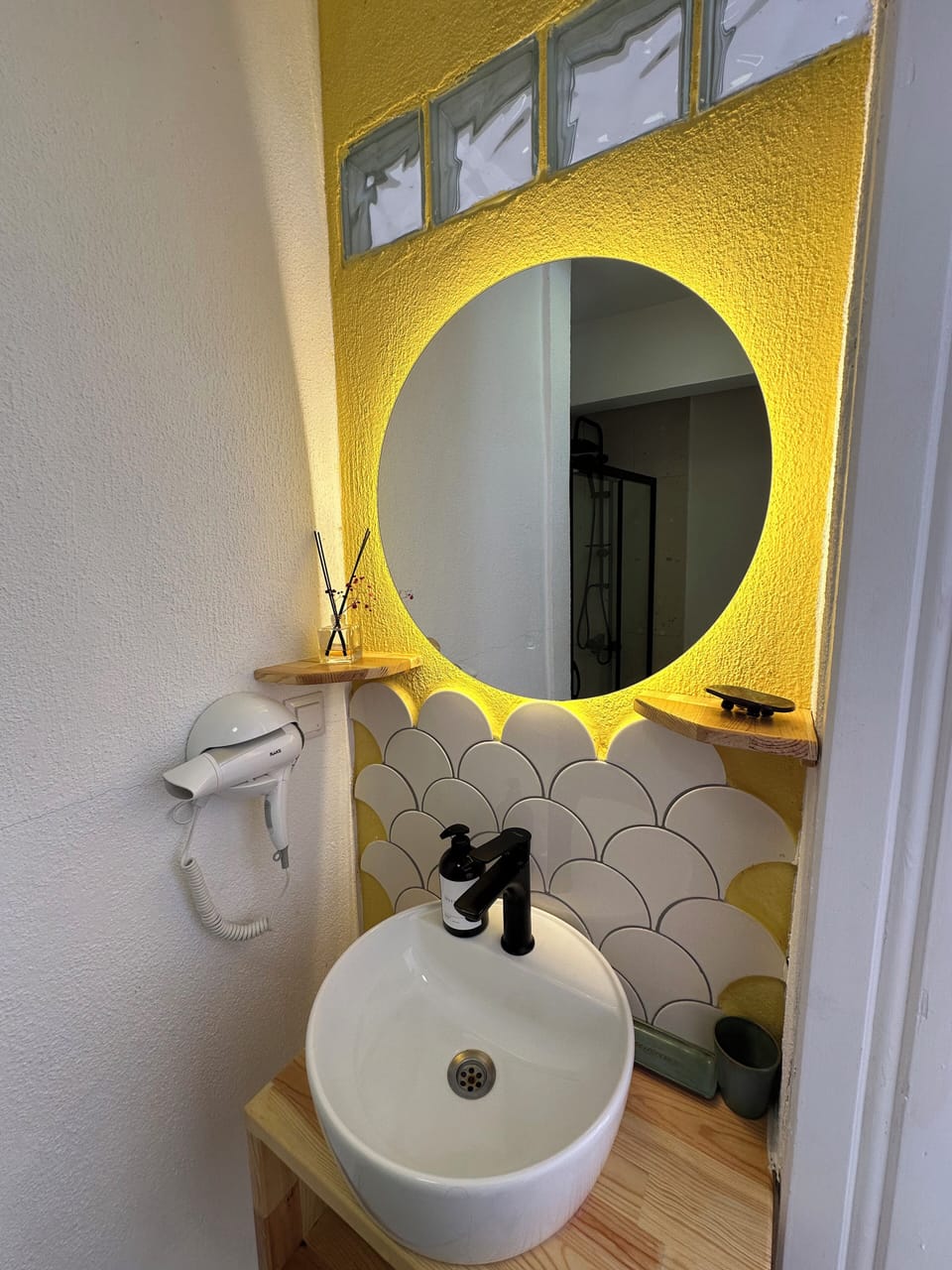 Comfort Double Room | Bathroom | Shower, rainfall showerhead, hair dryer, slippers