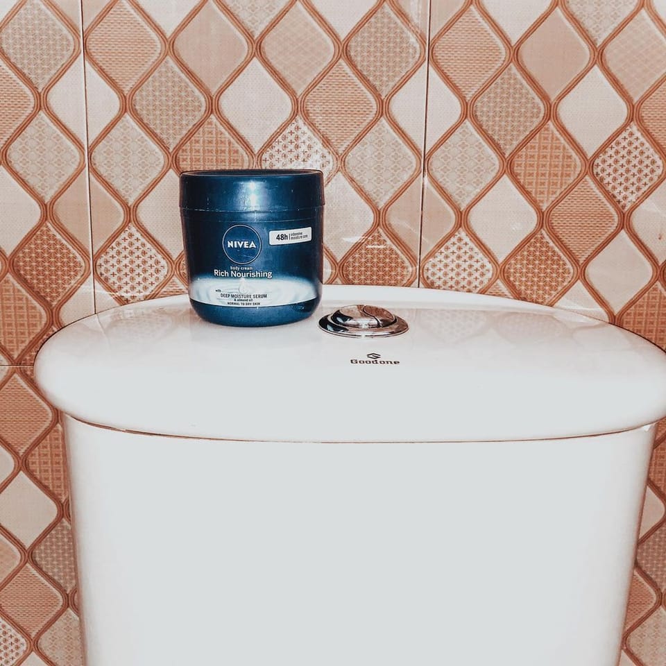 Deluxe Room | Bathroom | Shower, rainfall showerhead, free toiletries, slippers