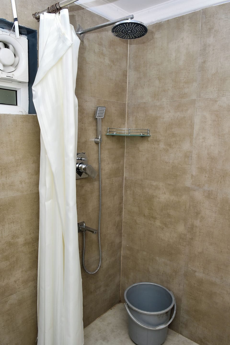 Deluxe Room, Balcony | Bathroom | Shower, towels, soap, shampoo