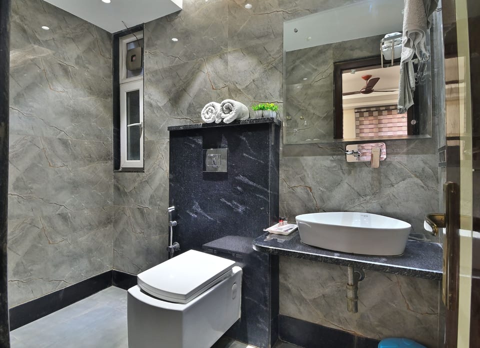 Shower, rainfall showerhead, free toiletries, towels