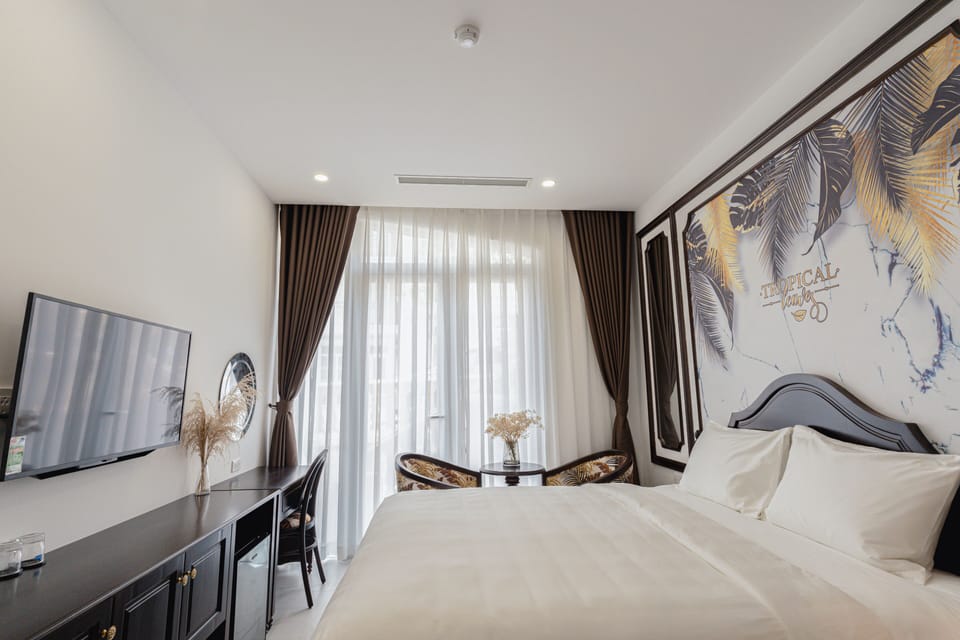 Superior Room | Minibar, in-room safe, desk, laptop workspace
