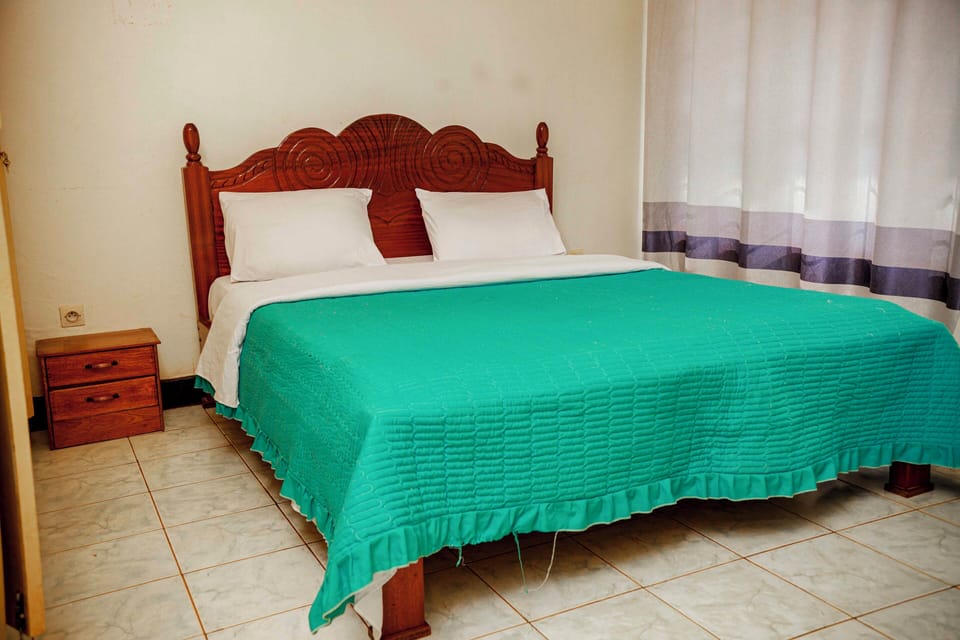 Deluxe Single Room | Desk, soundproofing, iron/ironing board, WiFi (free)