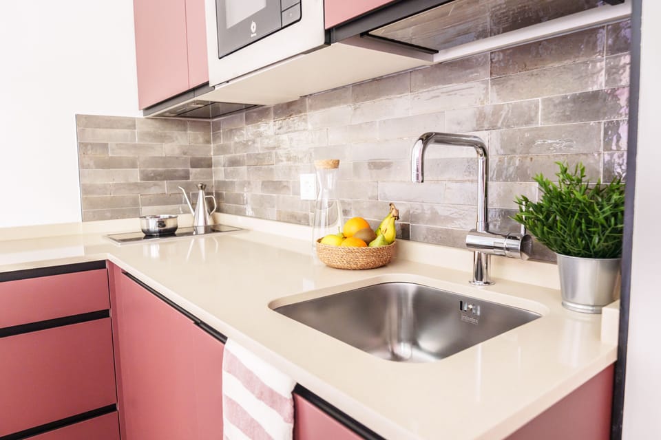 Comfort Studio (Twin) | Private kitchen | Toaster, griddle, cookware/dishes/utensils