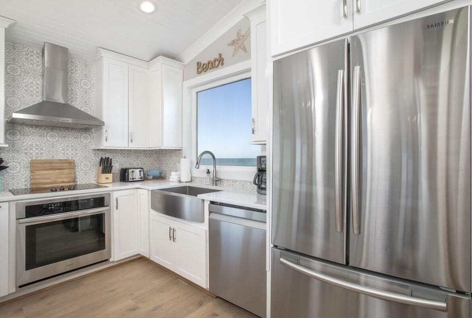 House, 4 Bedrooms | Private kitchen | Fridge, oven, coffee/tea maker, toaster