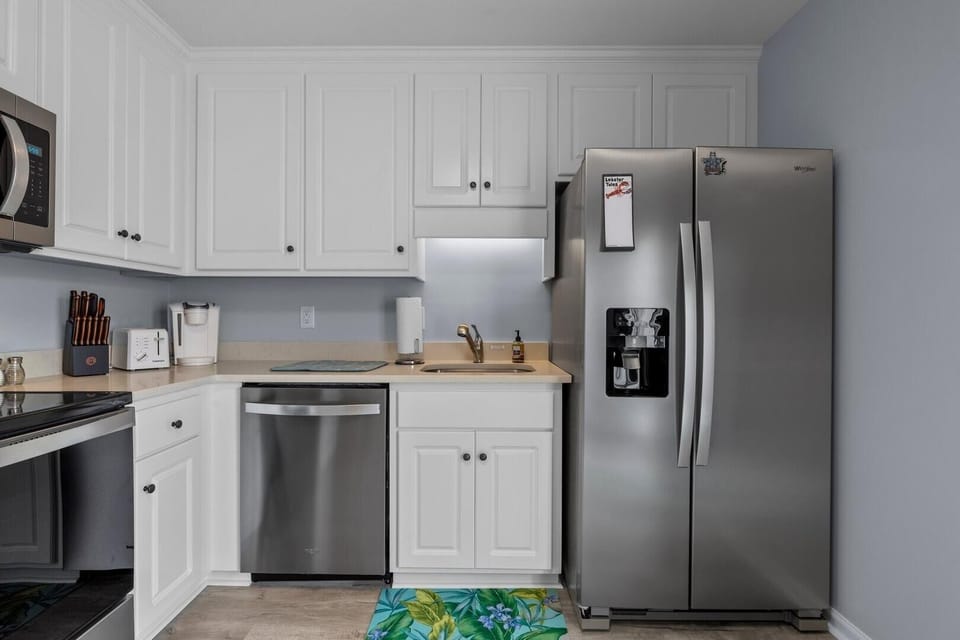 Condo, 2 Bedrooms | Private kitchen | Fridge, oven, coffee/tea maker, toaster