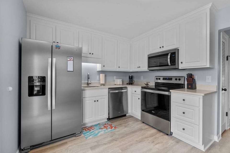 Condo, 2 Bedrooms | Private kitchen | Fridge, oven, coffee/tea maker, toaster