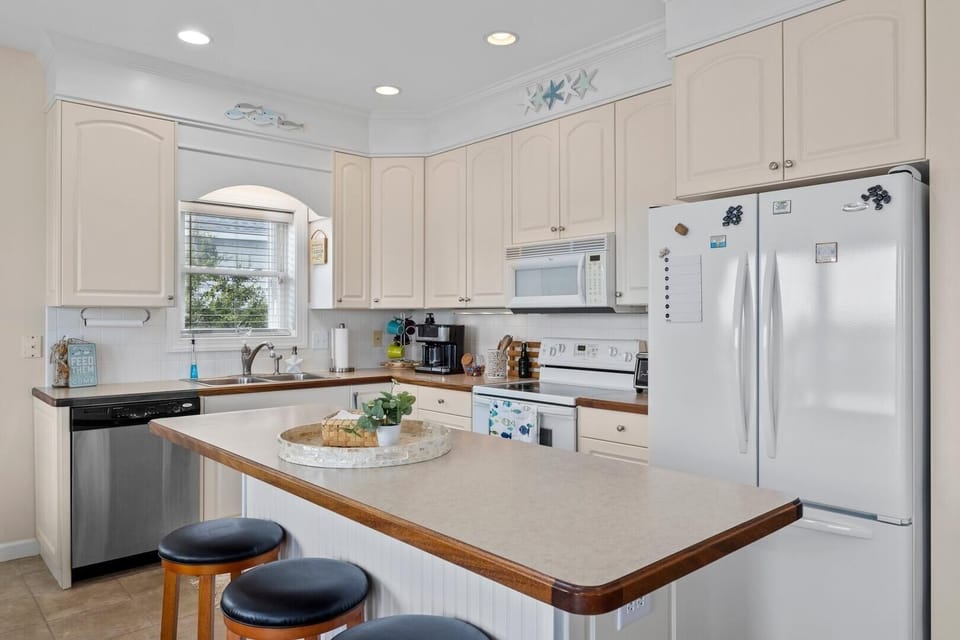House, 4 Bedrooms | Private kitchen | Fridge, oven, coffee/tea maker, toaster