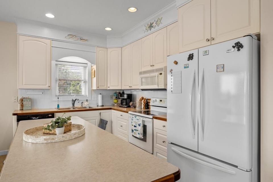 House, 4 Bedrooms | Private kitchen | Fridge, oven, coffee/tea maker, toaster