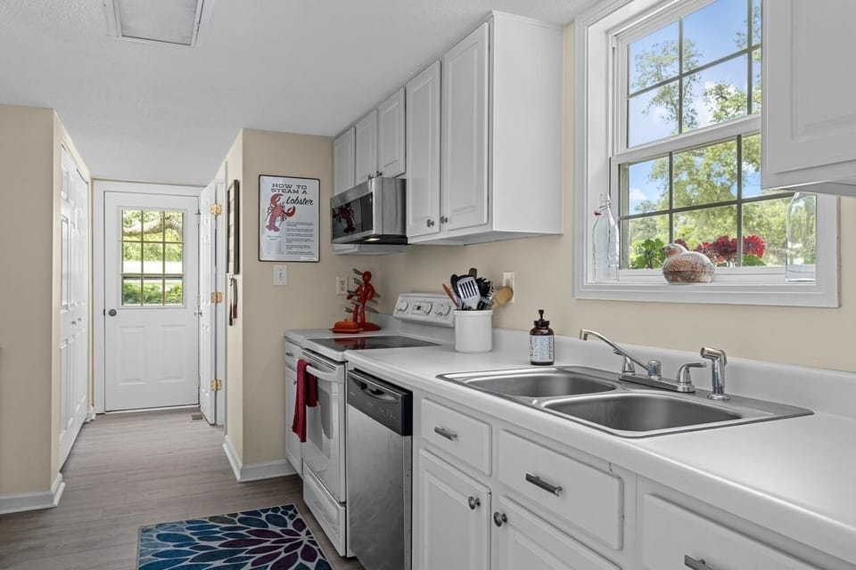 House, 3 Bedrooms | Private kitchen | Fridge, oven, coffee/tea maker, toaster