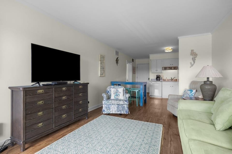 Condo, 2 Bedrooms | Living area