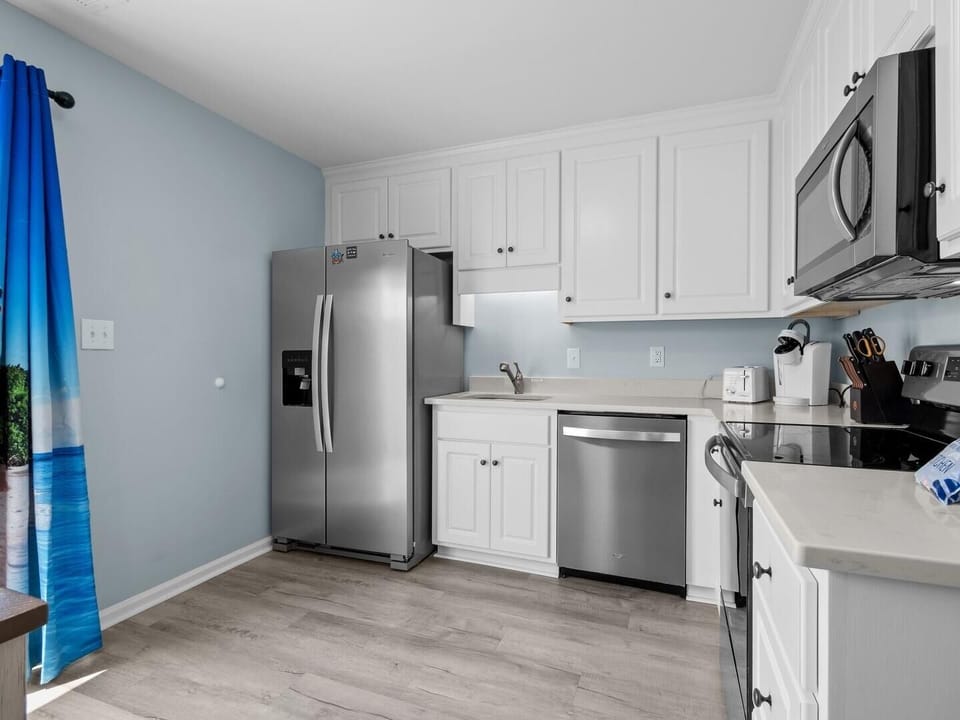 Condo, 2 Bedrooms | Private kitchen | Fridge, oven, coffee/tea maker, toaster
