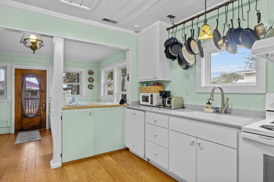 House, 2 Bedrooms | Private kitchen | Fridge, oven, coffee/tea maker, toaster