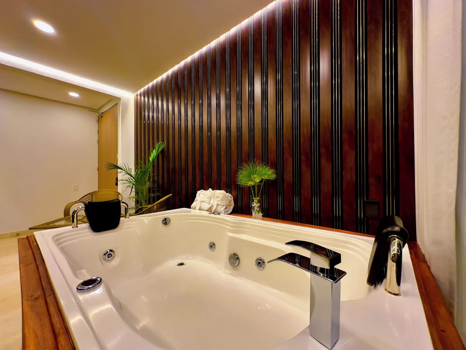 Grand Suite with Jacuzzi | Private spa tub
