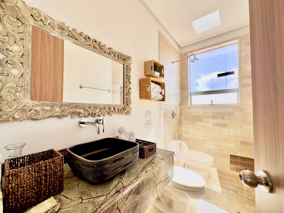 Standard Room, Private Bathroom | Bathroom | Shower, rainfall showerhead, designer toiletries, hair dryer
