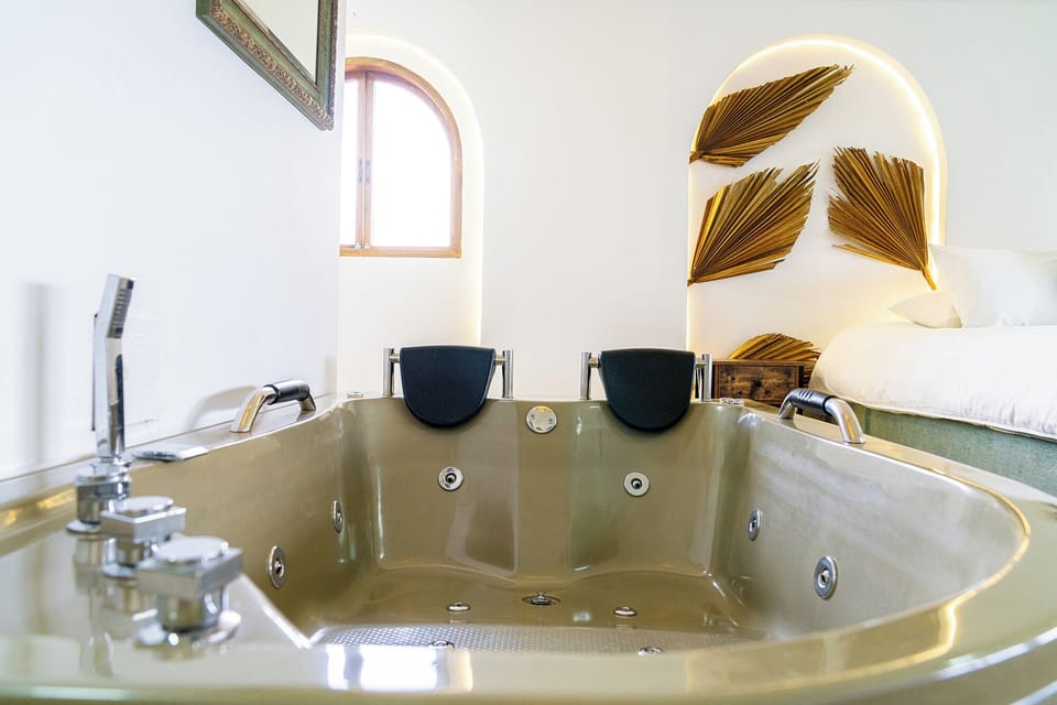 Deluxe Room | Premium bedding, down comforters, pillowtop beds, minibar