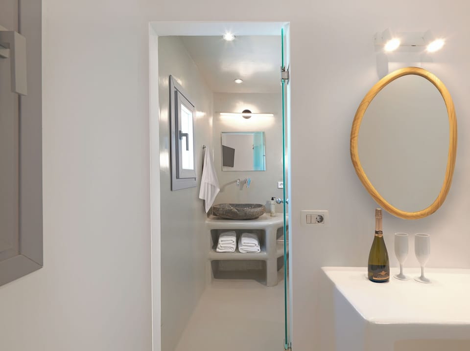Deluxe Double Room | Bathroom | Shower, hair dryer, towels, soap