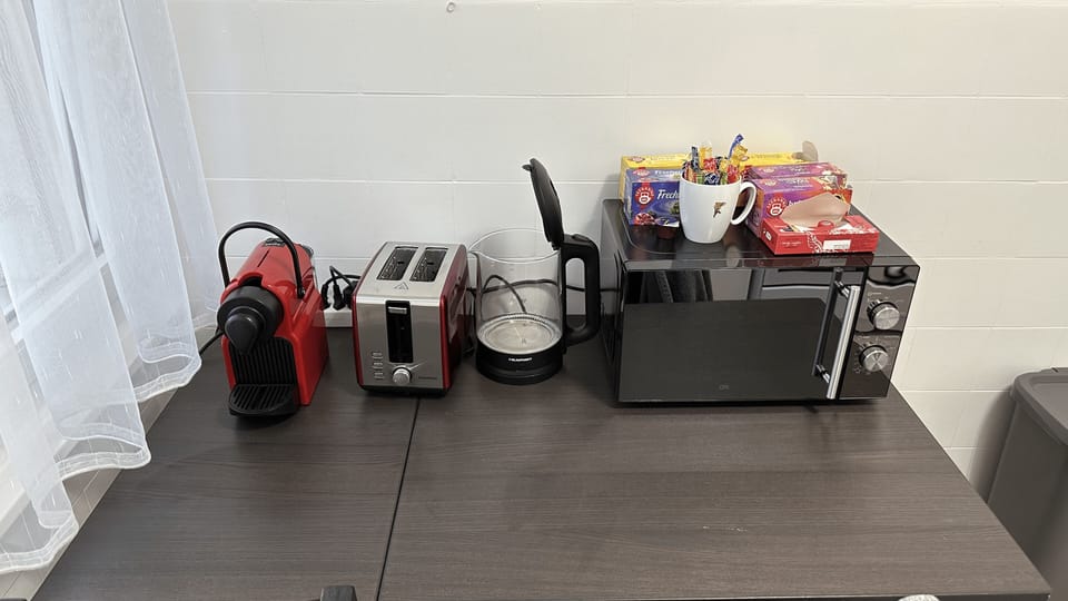 Full-size fridge, microwave, oven, stovetop