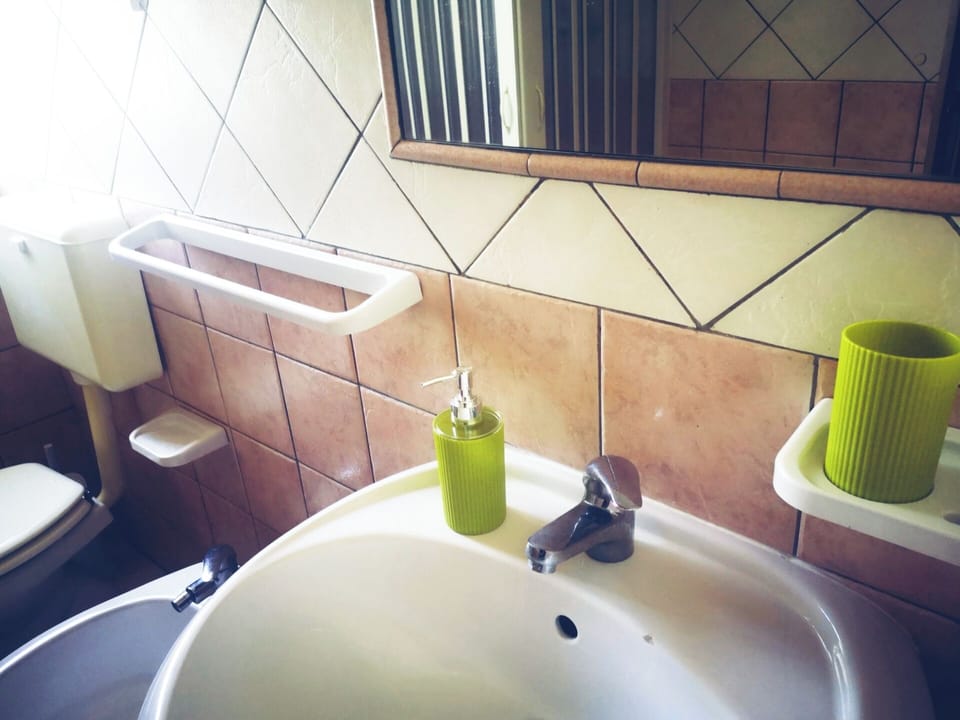 Romantic Double or Twin Room | Bathroom | Shower, rainfall showerhead, bidet, towels