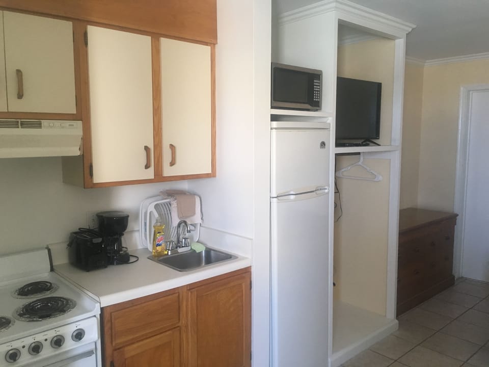 Room, Non Smoking, Kitchenette | Private kitchenette | Fridge