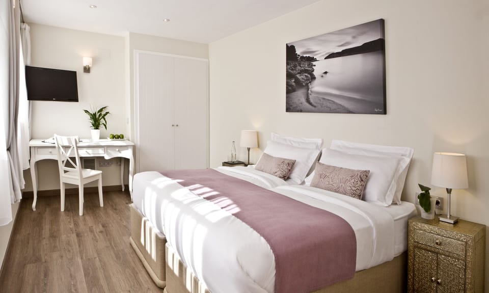 Double Room | Premium bedding, minibar, in-room safe, blackout drapes