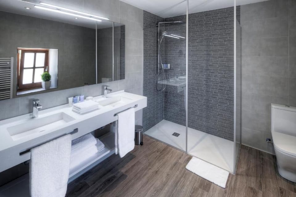 Superior Double Room | Bathroom | Shower, rainfall showerhead, free toiletries, hair dryer